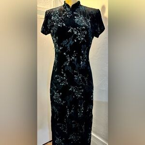 Vintage 90’s size 8 Chinese qipao style velvet side slit gown 🦋
